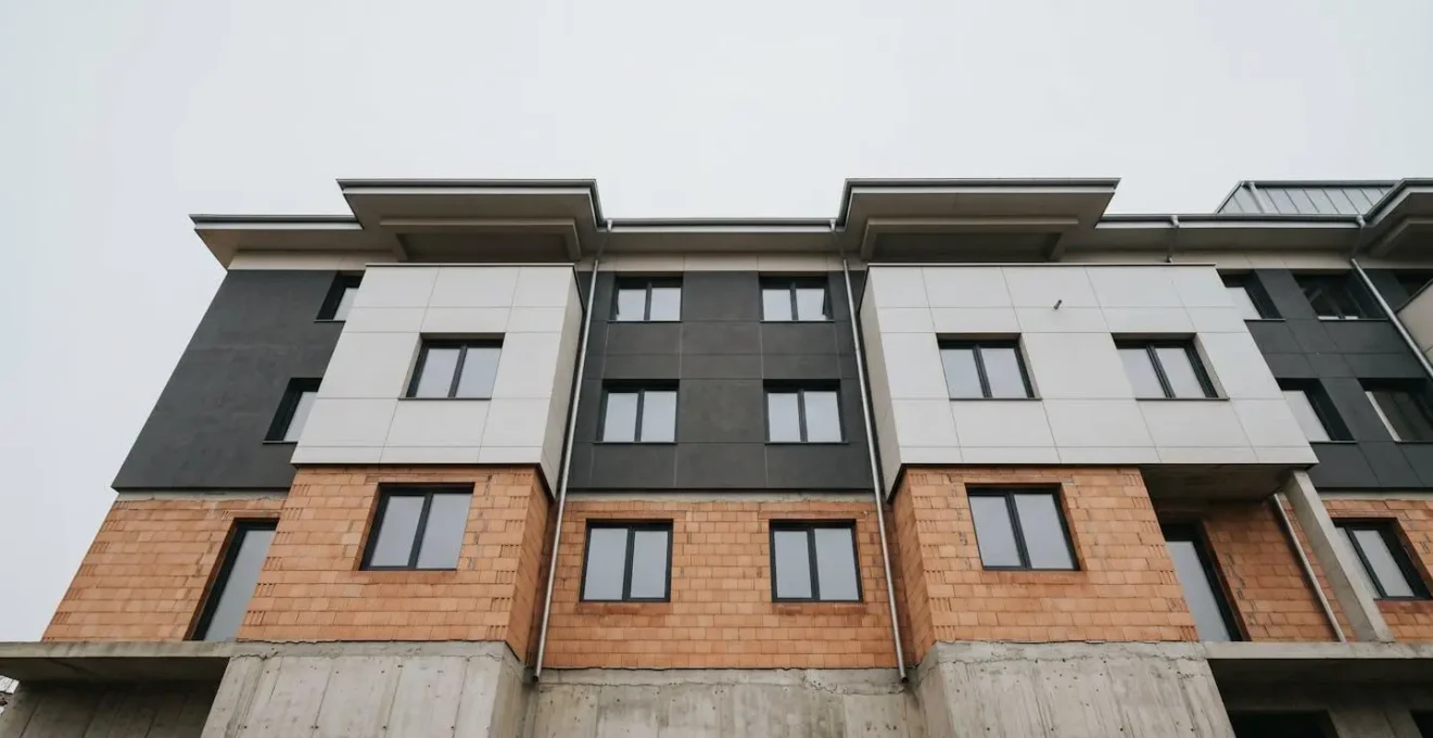 Vue architecturale détaillant les différentes couches structurelles d'un bâtiment résidentiel