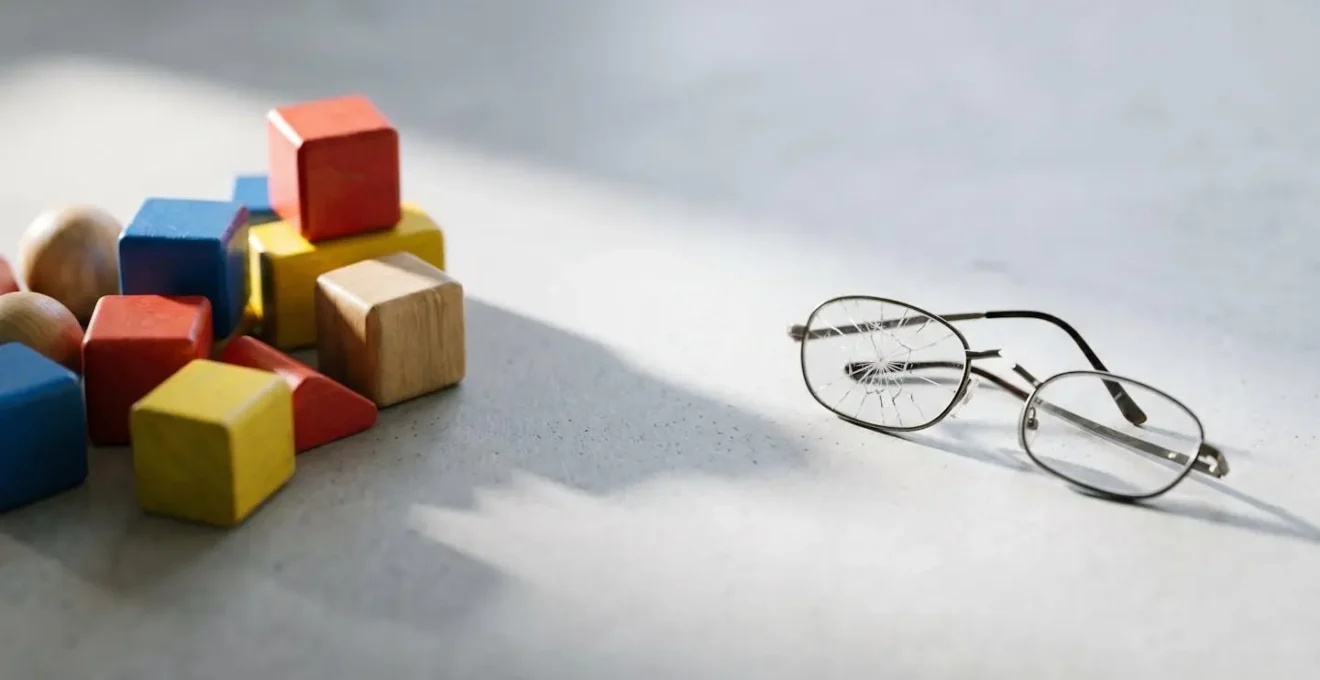 Scène abstraite symbolisant la zone grise entre jeu innocent et acte aux conséquences graves chez les enfants