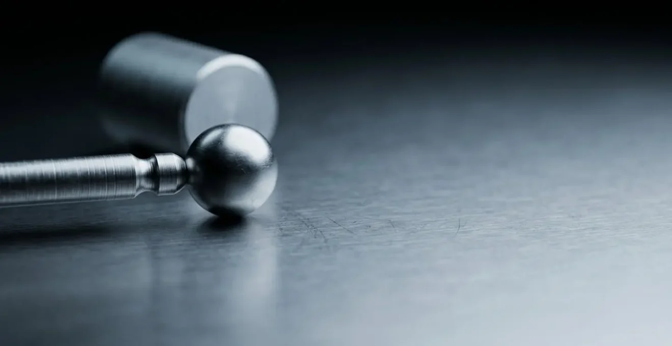 Vue macro abstraite d'instruments de mesure symbolisant l'évaluation précise de la performance financière